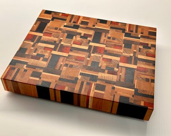 Planche à découper fait main en bois de bout "Klee" 8 essences, pieds en laiton, personnalisation possible.