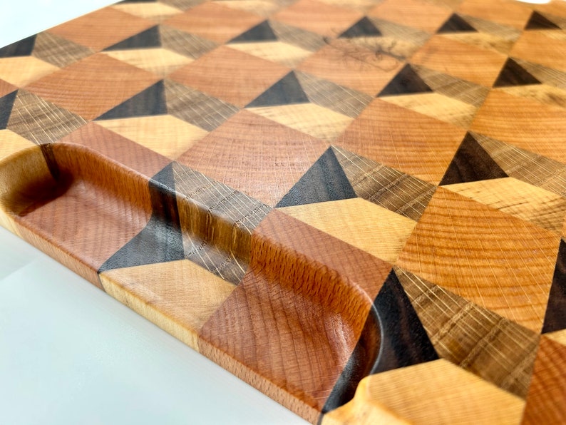 Planche artisanale fait main en bois de bout effet 3D, chêne, hêtre, noyer, érable. Détail de la poignée