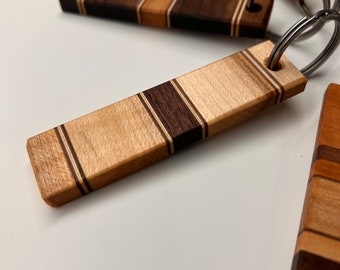 Anpassbarer handgefertigter Schlüsselanhänger aus Massivholz, Ahorn und Walnuss