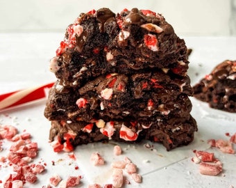 Levain Bakery Chocolate Peppermint Cookie Recipe | Gourmet stuffed bakery cookie recipe | Homemade cookie baking recip | Sweet sugar dessert