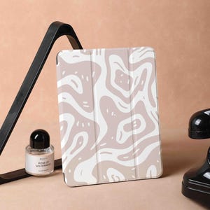 Étui pour iPad Distortion Line beige pour iPad Air 5, iPad 10 10,9 pouces 2022, iPad Pro 12,9 pouces 2021 Pro 11 pouces 2022, iPad Mini 6, Housse pour iPad, cadeaux