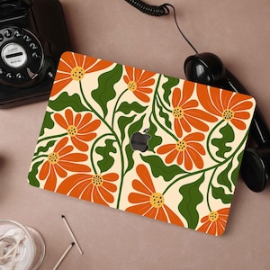 Puede incluir: Una funda para portátil con un diseño floral retro. El diseño presenta flores naranjas y verdes sobre un fondo crema.
