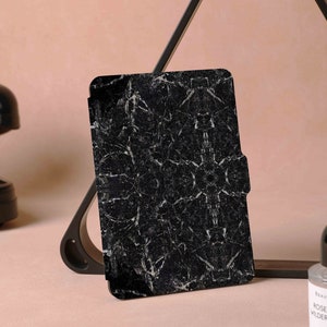 Op de afbeelding: E-reader hoes met zwart en wit marmerpatroon.