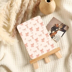 ローズピンクのリボンが個性的なKindle Paperwhiteケース、新型Kindle 6インチ 2022年モデルケース、クリアバックKindleケース、Kindle 10/11世代カバー