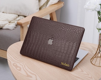 Donkerbruine krokodillenprint gepersonaliseerde lederen Macbook Pro 14 Case M1 Macbook Air 13 Macbook Pro 13 Pro 14 16 15 M4 A3240 2025 Cadeau-idee