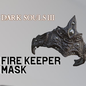 Può includere: Maschera di Guardiana della Fiamma scura e dettagliata di Dark Souls III. La maschera presenta intagli intricati, borchie argentate e una gemma centrale prominente. Il testo "DARK SOULS III" e "FIRE KEEPER MASK" sono visualizzati.