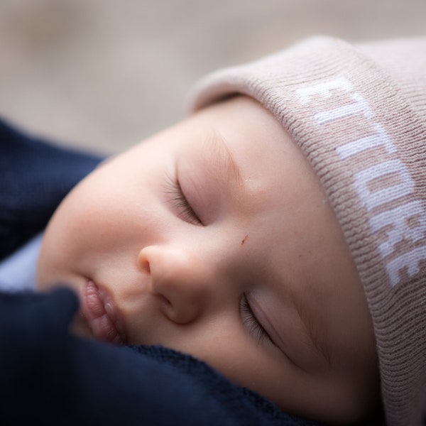 Personalisierte Dove Grey Cap mit Neugeborenennamen | Mütze für Neugeborene | Geschenkidee für Mama Papa Geburt Taufe | Geschenk aus Baumwolle