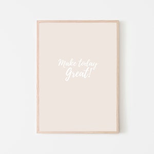 Peut inclure: Une impression encadrée avec un fond beige clair et une inscription blanche qui dit "Make today Great!"