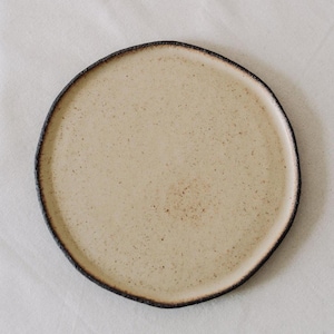 Assiette plate en grès noir, 27 cm de diamètre