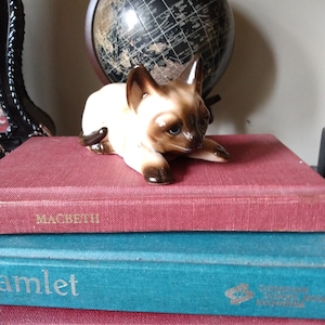 Cat Statue Kitten Figurine Vintage Blue Eye Siamese Kitten Ceramic Figurine Small Ceramic Cat 1970&#39;s made in Korea