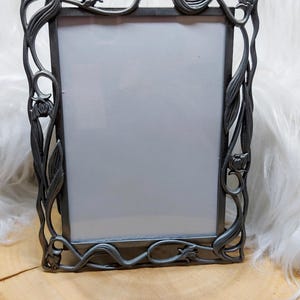 Marco de peltre de 4" x 6" con diseño vintage de flores silvestres, estilo Art Nouveau.