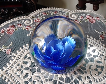 ヴィンテージ 大型アートガラス ペーパーウェイト 青い花 緑の葉