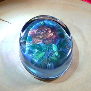 Rose Flower Glass Oval Briefbeschwerer Rose Briefbeschwerer Vintage English Glass Vereinigtes Königreich 1980er Jahre