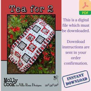 Puede incluir: Un camino de mesa acolchado con temática de té. El camino de mesa presenta un fondo blanco con cuadrados rojos y negros y diseños de tazas de té. El texto "Tea for 2" está en la parte superior. La imagen también incluye el texto "Descarga instantánea".