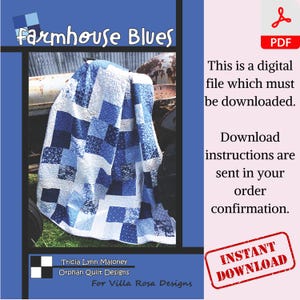 Puede incluir: Un patrón de descarga digital para una colcha llamada "Farmhouse Blues" de Tricia Lynn Maloney para Orphan Quilt Designs. La colcha está hecha de tela azul y blanca y se muestra drapeada sobre un tractor vintage.
