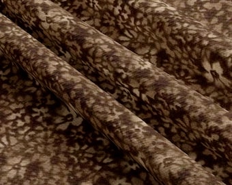Pode incluir: Uma peça de tecido com um padrão floral em castanho escuro e bege claro. O têxtil apresenta uma estampa botânica densa e repetitiva com bordas suaves e desfocadas na superfície, exibindo uma textura dobrada com linhas diagonais.