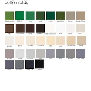 Pu&ograve; includere: Una tabella colori di tessuti in cotone Kona. La tabella mostra una variet&agrave; di colori, tra cui tonalit&agrave; di verde, marrone, bianco, beige, grigio e nero. Il testo "KONA cotton solids" &egrave; in alto.