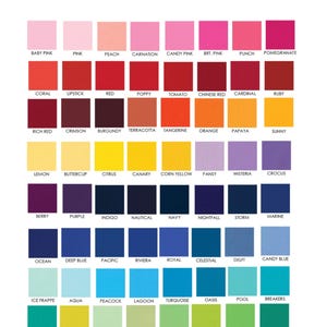 Pu&ograve; includere: Tabella colori di tessuti in cotone Kona tinta unita. La tabella mostra una variet&agrave; di colori, tra cui rosa, rossi, gialli, blu e verdi. Ogni colore &egrave; etichettato con il suo nome, come "Baby Pink", "Red" e "Navy". Il testo "KONA cotton solids" &egrave; in alto.