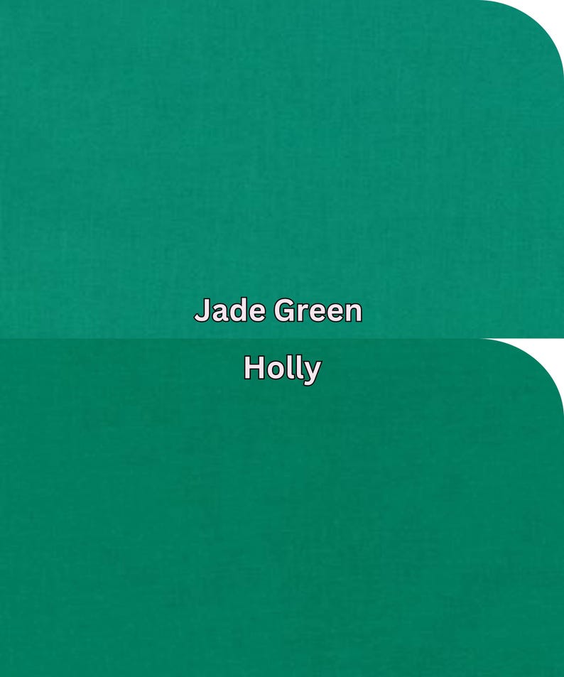 Pu&ograve; includere: Due campioni di tessuto verde. Il campione superiore &egrave; etichettato "Jade Green" e quello inferiore "Holly". Il tessuto &egrave; di colore uniforme e ha una leggera trama.