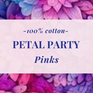 Op de afbeelding: Een stofstaal met een dicht bloemenpatroon in tinten roze, paars en blauw. De tekst -100% cotton- PETAL PARTY Pinks is in donkerblauw op een lichte achtergrond in het midden van de afbeelding gedrukt.