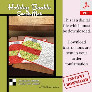 Może przedstawiać: Dwa czerwono-zielone pikowane świąteczne podkładki pod przekąski w kształcie bombki choinkowej na białym tle. Podkładki leżą na drewnianej powierzchni. Tekst "Holiday Bauble Snack Mat" znajduje się w górnej części obrazu. Tekst "Tricia Lynn Maloney Orphan Quilt Designs for Villa Rosa Designs" znajduje się w dolnej części obrazu.