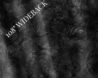 Op de afbeelding: Een zwarte stof met een tonaal paisley- en bloemenpatroon met een subtiel verloop-effect. De tekst 108" WIDEBACK is diagonaal op het linkerbovengedeelte van het materiaal gedrukt, wat de breedte van het textiel aangeeft.