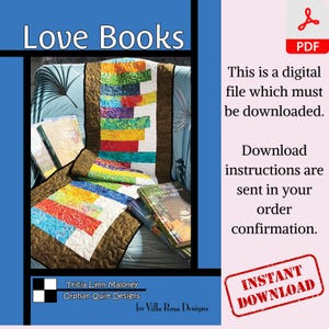 Könnte beinhalten: Ein digitales Download-Muster für eine Quilt namens "Love Books". Die Quilt zeigt einen Stapel Bücher und ein farbenfrohes Patchwork-Design. Das Muster stammt von Tricia Lynn Maloney für Villa Rosa Designs.