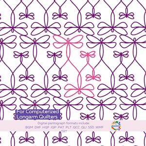 Puede incluir: Un patrón repetitivo de libélulas estilizadas en morado y rosa sobre un fondo blanco. El diseño es para acolchadoras longarm computarizadas. El texto incluye formatos de pantógrafo digital.