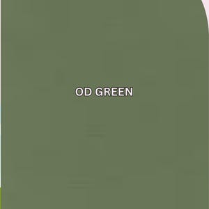 Pu&ograve; includere: Uno sfondo verde oliva opaco con il testo "OD GREEN" in bianco, in grassetto. Lo sfondo ha una leggera sfumatura e bordi arrotondati, con un accento rosa pallido e verde.