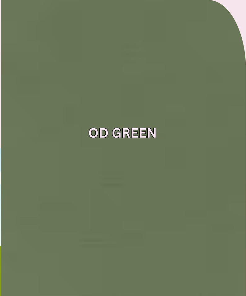 Pu&ograve; includere: Uno sfondo verde oliva opaco con il testo "OD GREEN" in bianco, in grassetto. Lo sfondo ha una leggera sfumatura e bordi arrotondati, con un accento rosa pallido e verde.