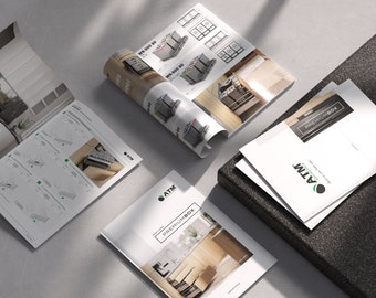 Op de afbeelding: Een verzameling brochures met keukenorganisatieproducten. De brochures zijn open en tonen afbeeldingen van de producten, waaronder uittrekbare lades, planken en opbergdozen. De brochures zijn voorzien van het ATM-logo en de tekst "Premium Box".