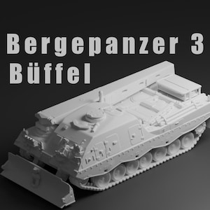 以下が含まれることがあります： Bergepanzer 3 Büffel装甲回収車の明るい色のモデル。 モデルは、詳細なトラック、大きなフロントブレード、上部のクレーン様の構造を持っています。 テキスト「Bergepanzer 3 Büffel」が車両の上に表示されています。