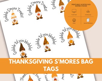 Op de afbeelding: Thanksgiving S'mores-zaklabels met kabouterillustraties. De labels tonen kabouters met bruine, oranje en witte hoeden, die pompoenen en lekkernijen vasthouden. Tekst bevat "Gobble til you Wobble!" en "Gobble S'more Treats!"