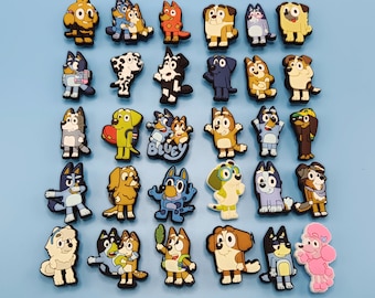 30 piezas por juego de dijes de cocodrilo de perro azul, Jibbitz de cocodrilo azul, accesorios de zapatos para perros de dibujos animados, dije de zueco, regalo de Navidad para ella