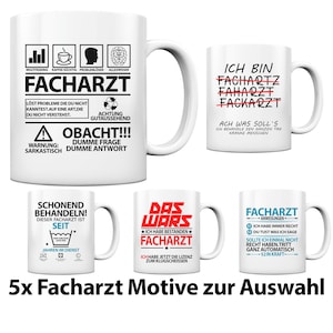 Könnte beinhalten: Fünf verschiedene Designs für eine weiße Keramik-Kaffeetasse mit schwarzem Text. Die Tassen zeigen humorvolle Sprüche über das Arztsein. Der Text auf den Tassen lautet "Facharzt", "Obacht!!!", "Das Wars", "Schonend Behandeln!" und "Facharzt Anweisungen".
