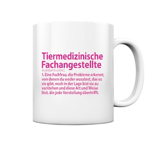 Könnte beinhalten: Weiße Keramiktasse mit einer pinkfarbenen Grafik, auf der "Tiermedizinische Fachangestellte Substantiv[die] 1. Eine Fachfrau, die Probleme erkennt, von denen du weder wusstest, das es sie gibt, noch in der Lage bist sie zu verstehen und diese Art und Weise löst, die jede Vorstellung übertrifft." steht.