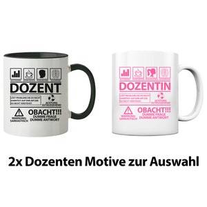 Könnte beinhalten: Zwei weiße Kaffeetassen mit schwarzen und rosafarbenen Henkeln. Die Tassen zeigen ein schwarz-weißes Design mit dem Text "Dozent" und "Dozentin" sowie ein rosa-weißes Design mit dem Text "Dozentin". Der Text auf den Tassen ist in deutscher Sprache. Die Tassen befinden sich auf einem weißen Hintergrund. 2x Dozenten Motive zur Auswahl.