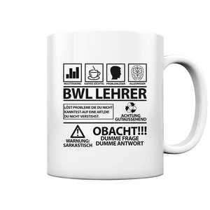 Könnte beinhalten: Weiße Keramiktasse mit schwarzem Design. Das Design zeigt Symbole für Multitasking, Koffeinsucht, Problemlösung und Allwissenheit. Der Text lautet "BWL Lehrer" und enthält eine Warnung vor sarkastischen Antworten auf dumme Fragen.