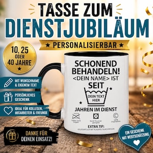 Könnte beinhalten: Eine weiße Keramiktasse mit schwarzem Henkel und schwarzem Innenraum, bedruckt mit dem schwarzen Text SCHONEND BEHANDELN! <DEIN NAME> IST SEIT DEIN TEXT HIER JAHREN IM DIENST, ergänzt durch Textilsymbole und weiteren deutschen Schriftzügen.