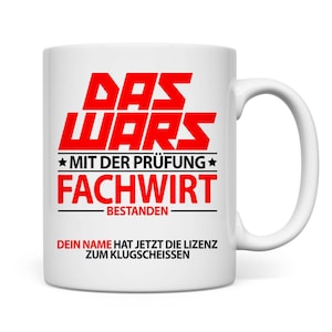 Könnte beinhalten: Weiße Keramiktasse mit einer roten Grafik, auf der "DAS WARS", "MIT DER PRÜFUNG", "FACHWIRT", "BESTANDEN" und "DEIN NAME HAT JETZT DIE LIZENZ ZUM KLUGSCHEISSEN" steht.