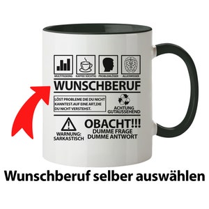Könnte beinhalten: Eine weiße Keramiktasse mit schwarzem Rand und Henkel. Die Tasse zeigt eine schwarz-weiße Grafik mit dem Text "Wunschberuf" und Symbolen, die Multitasking, Koffeinsucht, Problemlöser und Allwissend repräsentieren. Der Text unter der Grafik lautet "Löst Probleme die du nicht kannst. Auf eine Art, die du nicht verstehst." und "Achtung gutaussehend." Der Text darunter lautet "Obacht!!!" mit einem Warnschild und dem Text "Warnung: Sarkastisch" und "Dumme Frage Dumme Antwort". Der Text am Boden der Tasse lautet "Wunschberuf selber auswählen".
