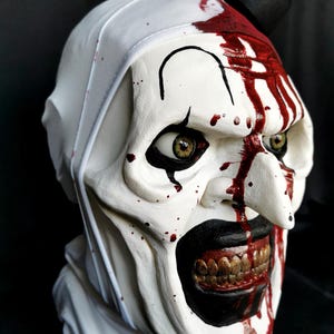 Art the Clown Replik, blutige Version – Terrifier 1 & 2 / All Hallow's Eve – Maßstab 1:1 – 100 % handgefertigte Replik. Einzelstück mit der Nummer 5