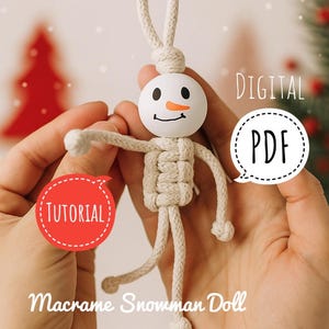 Peut inclure: Une poupée bonhomme de neige en macramé avec une tête blanche, des yeux noirs et un nez orange. La poupée a un corps et des membres beiges. L'image comprend le texte "DIGITAL PDF" et "TUTORIAL".