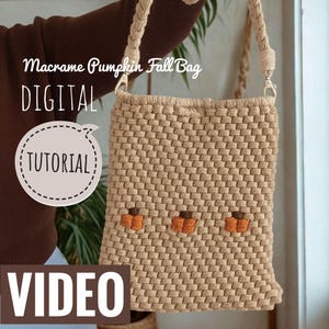 Puede incluir: Un bolso de macramé beige con un diseño de calabaza. El bolso tiene una textura tejida y una larga correa trenzada. El diseño incluye tres pequeñas calabazas naranjas. El texto en la imagen dice "Macrame Pumpkin Fall Bag DIGITAL TUTORIAL VIDEO".