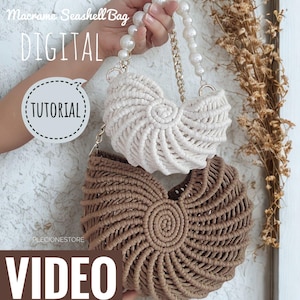 Peut inclure: Deux sacs coquillages en macramé, un crème et un marron, avec des anses en perles et chaîne dorée. Les sacs sont étiquetés "TUTORIEL NUMÉRIQUE" et "VIDÉO".