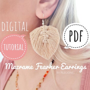 Peut inclure: Un tutoriel numérique PDF pour la création de boucles d'oreilles en macramé en forme de plume. L'image montre une personne portant une paire de boucles d'oreilles en macramé en forme de plume beige.