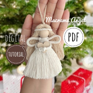 Puede incluir: Adorno de ángel de macramé hecho a mano con cabeza y corazón de madera. El ángel tiene cabello de hilo beige y un vestido color crema. La imagen incluye el texto "Macrame Angel", "DIGITAL TUTORIAL" y "PDF".
