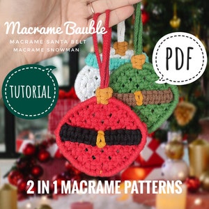 Puede incluir: Tres adornos de macramé, un adorno de Papá Noel rojo y negro, un adorno de muñeco de nieve verde y marrón y un adorno blanco. Los adornos están colgados de una mano. La imagen incluye el texto "Macrame Bauble", "Macrame Santa Belt", "Macrame Snowman", "Tutorial", "PDF" y "2 in 1 Macrame Patterns".