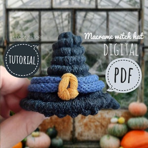 Könnte beinhalten: Ein digitales PDF-Tutorial zum Häkeln eines Hexenhutes. Der Hut ist blau und grau mit einem gelben Band und einem gelben Knoten. Das Bild ist vor einem verschwommenen Hintergrund aus Kürbissen und einem Gewächshaus.