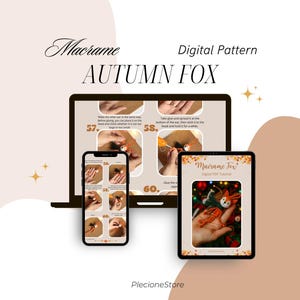 Pu&ograve; includere: Modello digitale di macram&egrave; Autumn Fox, visualizzato su computer, telefono e tablet. Gli schermi mostrano istruzioni passo passo con immagini ravvicinate. Lo sfondo &egrave; beige chiaro con accenti di stelle dorate.